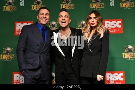 Stratford-upon-Avon, Royaume-Uni. 28 novembre 2019. David Williams, Robbie Williams et son épouse Ayda Field lors de la nuit d'ouverture de la production RSC de "The Boy in the Dress" au Royal Shakespeare Theatre, Stratford-upon-Avon, Angleterre, Royaume-Uni. 28 novembre 2019. Crédit: Simon Hadley/Alay Banque D'Images