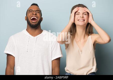 African American excité l'homme et de la femme Célébrons les succès Banque D'Images