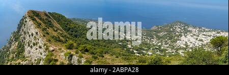 Vue panoramique d'Anacapri à partir du sommet du Mont Solaro sur l'île de Capri. Banque D'Images