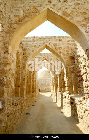 Arcades iconique dans l'ancien fort portugais ou le Fort de Bahreïn, Manama, Bahreïn Banque D'Images