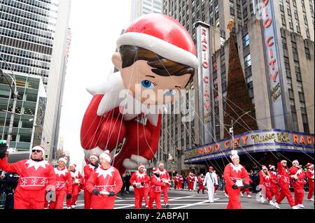 L'Elf sur le plateau Elf Scout bulle dans le Macy's Thanksgiving Day Parade sur la sixième avenue, près de Radio City Music Hall. Banque D'Images