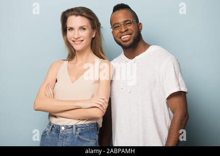Smiling African American man and woman posing for photo ensemble Banque D'Images