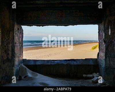 Affichage dans un bunker de la seconde guerre mondiale à une plage française Banque D'Images