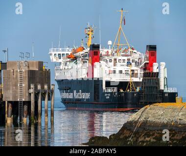 Oban à Colonsay Caledonian MacBrayne car ferry 'MV Lord of the Isles' arrivant (en sens inverse dans) port de Scalasaig, île de Colonsay, Écosse, Royaume-Uni Banque D'Images