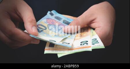 Homme en costume compte les billets en euros. Affaires et finance, concept de salaire Banque D'Images