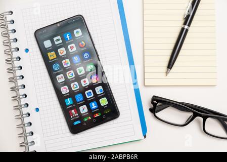Wroclaw, Pologne - OCT 23, 2019 : Plusieurs applications Android installé sur Huawei P30 Banque D'Images