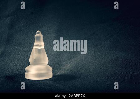 Forsted échecs de chevalier en verre blanc sur fond dramatique Banque D'Images