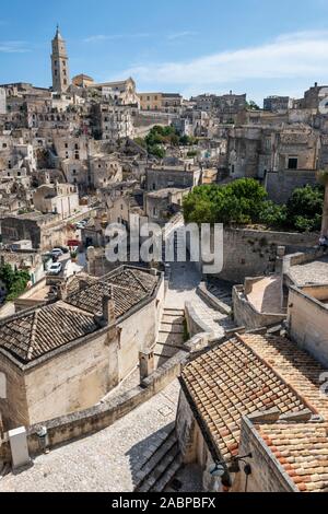 Vue générale du Sasso Barisano avec la tour de la cathédrale à pied - Quartier de sassi de Matera, Basilicate région, le sud de l'Italie Banque D'Images