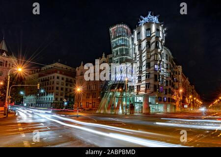 Maison Dansante, Ginger et Fred, l'architecte Frank Gehry, les sentiers de la lumière, nuit, Prague, République Tchèque Banque D'Images