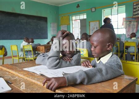 Lycéenne et lycéenne en classe pendant les cours à l'école primaire, Mirisa-Academy, Nakuru, Kenya Banque D'Images