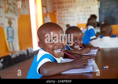 Le préscolaire, les élèves pendant les leçons en classe, Mirisa Academy, Nakuru, Kenya Banque D'Images