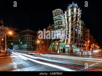 Maison Dansante, Ginger et Fred, l'architecte Frank Gehry, les sentiers de la lumière, nuit, Prague, République Tchèque Banque D'Images