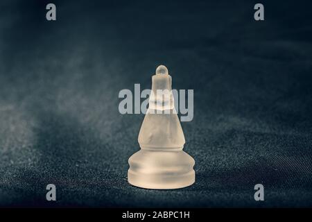 Forsted échecs de chevalier en verre blanc sur fond dramatique Banque D'Images