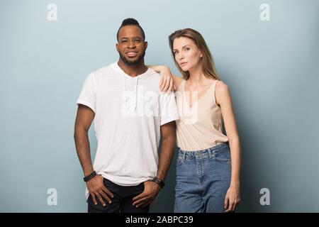 African American man and woman in casual clothes posing together Banque D'Images