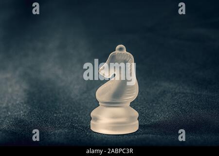 Forsted échecs de chevalier en verre blanc sur fond dramatique Banque D'Images