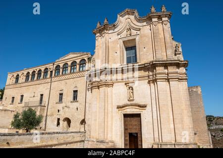 Église et couvent de Saint Agostino (Chiesa e Convento di Sant'Agostino) dans le quartier de sassi de Matera, Basilicate région, le sud de l'Italie Banque D'Images