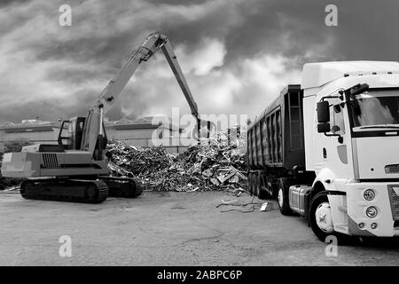 Photo en noir et blanc d'un chargement de la grue sous le ciel avec nuages magnifique Banque D'Images