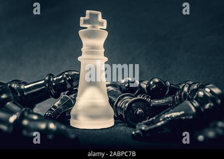 En verre givré blanc king remporte détruit l'attaque noire aux échecs Banque D'Images