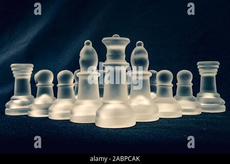 La Reine blanche menant la charge des échecs Banque D'Images