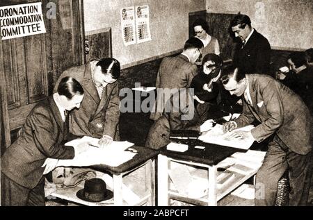 Photo 1937 - Le personnel préparer l'UK du couronnement de George VI et Elizabeth Coronation Activité Comité .Hébergement dans la succursale au Charing Cross Hotel, Londres Banque D'Images