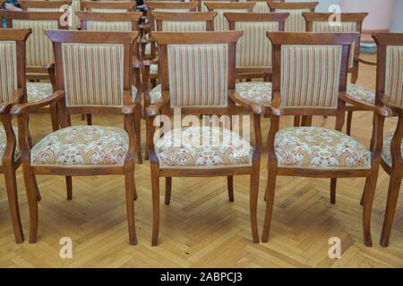 Sièges d'élite, fauteuils confortables, la salle de conférence avec de nombreux fauteuils marron . Beaucoup de fauteuils vides. Banque D'Images