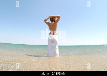 Junge Frau schneidet Junger Mann schneidet Grimassen Grimassen Banque D'Images