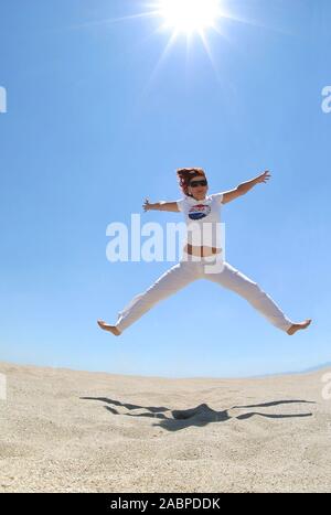 Junge Frau schneidet Junger Mann schneidet Grimassen Grimassen Banque D'Images