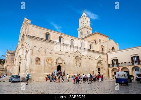 Les touristes recueillir l'extérieur de la cathédrale de Matera (la Cattedrale di Matera) sur la Piazza Duomo dans le quartier de sassi de Matera, Basilicate région, le sud de l'Italie Banque D'Images