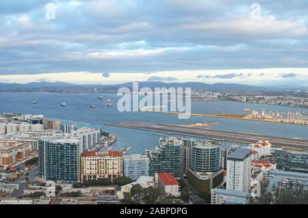 Vue depuis le rocher de Gibraltar à travers la baie de Gibraltar vers Algeciras en Andalousie, Espagne Banque D'Images