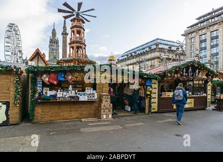 L'Assistant d'un grand stand à Glasgow Marché de Noël 2019 à George Square Glasgow Ecosse avec des stands Banque D'Images