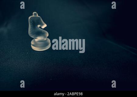 Forsted échecs de chevalier en verre blanc sur fond dramatique Banque D'Images