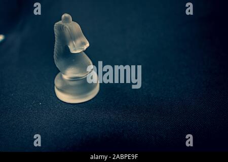 Forsted échecs de chevalier en verre blanc sur fond dramatique Banque D'Images