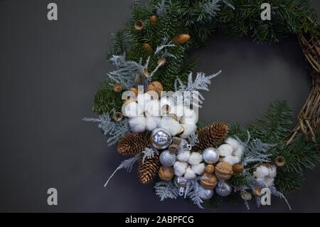Couronne de Noël de vignes décoré de branches de sapin, des boules de Noël et les matières naturelles, concept de nouvel an Banque D'Images