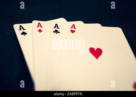 Quatre as de cartes à jouer sur fond noir Banque D'Images