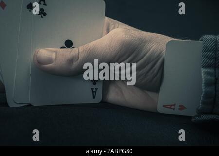Tricher aux jeux de cartes avec un as dans la Manche Banque D'Images