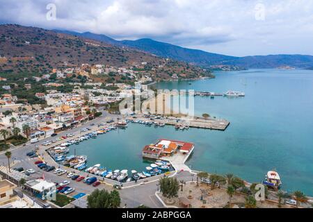 Le petit port traditionnel de Elounda au coucher du soleil, Crète, Grèce Banque D'Images