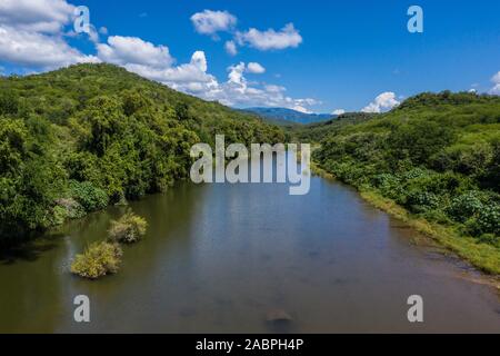 Vue aérienne de la rivière Cuchujaqui monte dans la réserve Mojino avec un écosystème de forêt décidue faible, au sein de la Sierra de Álamos zone de protection de la flore et de la faune de la rivière Cuchujaqui est l'une des 39 zones de protection de la flore et de la faune au Mexique. ©(© Photo : LuisGutierrez NortePhoto.com) / vista aerea de Río Cuchujaqui en la Reserva Monte Mojino con ecosistema de selva baja caducifolia, dentro del área de protección de la flore Faune y Sierra de Álamos Río Cuchujaqui 39 es una de las áreas de protección de flora y fauna de México. (© © Foto : LuisGutierrez NortePhoto.com) / Banque D'Images