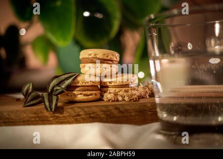 Doux savoureux biscuits macaron sur affichage en bois Banque D'Images