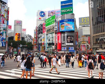 SHIBUYA, TOKYO, JAPON - 2 août 2019 : croisement de Shibuya avec beaucoup de piétons. Le croisement de Shibuya est une destination touristique populaire. Banque D'Images