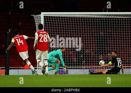 Londres, Royaume-Uni. 28 Nov 2019. Pierre-Emerick Aubameyang avant d'Arsenal marque un but au cours de l'UEFA Europa League match entre Arsenal et l'Eintracht Francfort, à l'Emirates Stadium, London England. Le 28 novembre 2019 Crédit : Cal Sport Media/Alamy Live News Banque D'Images