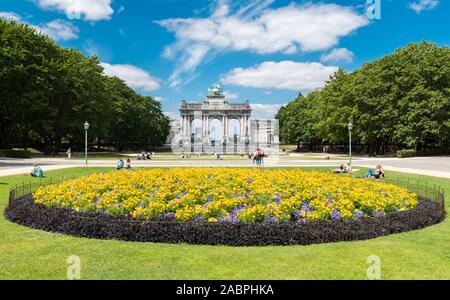 Bruxelles/ Belgique - 07 03 2019 - Le cinquantenaire du parc de la ville avec une fontaine, des fleurs colorées et les arcades symbolique dans l'arrière-plan Banque D'Images