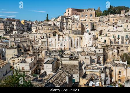 Vue générale du Sasso Barisano de Piazza Duomo dans le quartier de sassi de Matera, Basilicate région, le sud de l'Italie Banque D'Images