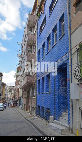 Istanbul, Turquie - 7 septembre 2019. Sol carrelé maisons dans la région de Balat Istanbul, Turquie Banque D'Images