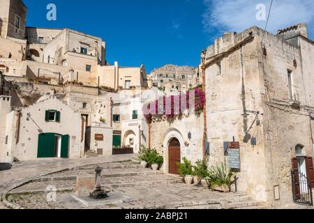 Via D'Addozio vue de la Piazza San Pietro Barisano dans quartier de sassi de Matera, Basilicate région, le sud de l'Italie Banque D'Images