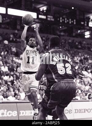 Boston Celtics Dana Barros tire la balle contre NY Knicks B. Williams dans le basket-ball jeu d'action au Fleet Center à Boston MA USA 1997 photo de Bill belknap Banque D'Images