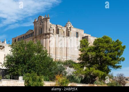 Église et couvent de Saint Agostino vue à partir de la Via Madonna delle Virtù dans quartier de sassi de Matera, Basilicate région, le sud de l'Italie Banque D'Images