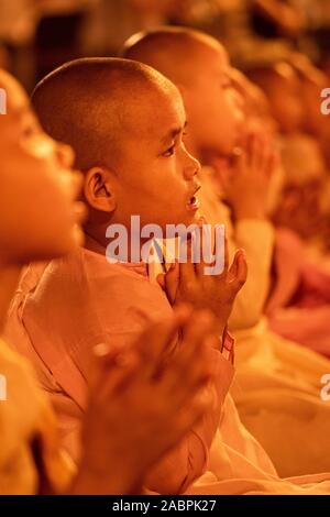 Yangon, Myanmar. 22 décembre 2018 : jeune filles moine chant et prier à la pagode Shwedagon. Banque D'Images