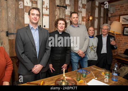 Aldermaston, Berkshire, Royaume-Uni. 28 Nov 2019. Une vente aux enchères tenue à la bougie Hinds Head pub Aldermaston tous les trois ans pour l'utilisation d'un morceau de terre à proximité. Le commissaire-priseur est le vicaire local avec les marguilliers équipé de tuyaux d'argile (pas d'éclairage et le tabac gratuitement ces jours-ci) et le seigneur du manoir de la supervision. Un clou de fer à cheval est bloqué dans une bougie qui est alors autorisé à brûler comme des personnes offre. Une fois que l'ongle tombe la soumission à cette période est la réussite. Crédit : David Hammant/Alamy Live News Banque D'Images