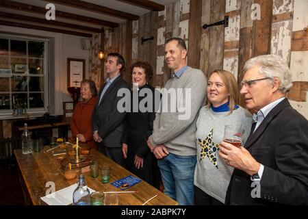 Aldermaston, Berkshire, Royaume-Uni. 28 Nov 2019. Une vente aux enchères tenue à la bougie Hinds Head pub Aldermaston tous les trois ans pour l'utilisation d'un morceau de terre à proximité. Le commissaire-priseur est le vicaire local avec les marguilliers équipé de tuyaux d'argile (pas d'éclairage et le tabac gratuitement ces jours-ci) et le seigneur du manoir de la supervision. Un clou de fer à cheval est bloqué dans une bougie qui est alors autorisé à brûler comme des personnes offre. Une fois que l'ongle tombe la soumission à cette période est la réussite. Crédit : David Hammant/Alamy Live News Banque D'Images