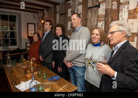 Aldermaston, Berkshire, Royaume-Uni. 28 Nov 2019. Une vente aux enchères tenue à la bougie Hinds Head pub Aldermaston tous les trois ans pour l'utilisation d'un morceau de terre à proximité. Le commissaire-priseur est le vicaire local avec les marguilliers équipé de tuyaux d'argile (pas d'éclairage et le tabac gratuitement ces jours-ci) et le seigneur du manoir de la supervision. Un clou de fer à cheval est bloqué dans une bougie qui est alors autorisé à brûler comme des personnes offre. Une fois que l'ongle tombe la soumission à cette période est la réussite. Crédit : David Hammant/Alamy Live News Banque D'Images